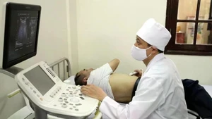 Un médecin militaire réalise une échographie pour des habitants de Dong Dang (district de Cao Loc, province de Lang Son). Photo : VNA.
