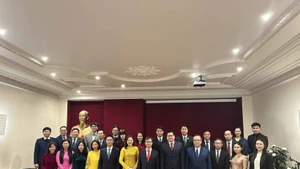 Les personnels des deux ambassades du Vietnam et du Laos en France. Photo: VNA