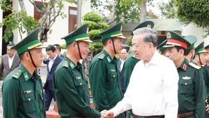 e secrétaire général du Parti Tô Lâm et des cadres et soldats du poste de garde-frontière d’Ea H’Leo, dans la province de Dak Lak. Photo : VNA.