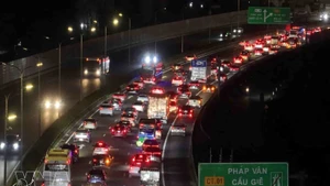 Le soir du 21 février, la circulation était dense et les véhicules avançaient lentement vers Hanoï. Photo : VNA