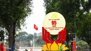 L'atmosphère festive des célébrations du 96e anniversaire de la fondation du Parti se répand dans les rues de la capitale. Photo : SK&ĐS.