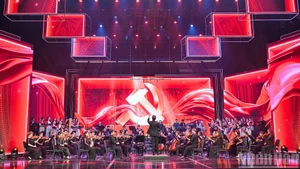 L’Orchestre symphonique Sun se produit lors du programme artistique spécial « Avancer résolument sous le glorieux drapeau du Parti »