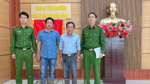 Doan Hong Hai (troisième à partir de gauche) remet un pangolin rare aux autorités de la commune de Bao Lam 1. Photo : VNA.