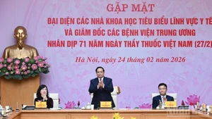 Le Premier ministre Pham Minh Chinh lors de la rencontre avec des scientifiques médicaux éminents et les directeurs d’hôpitaux centraux, à l’occasion du 71ᵉ anniversaire de la Journée nationale des médecins vietnamiens (27 février). Photo : NDEL.