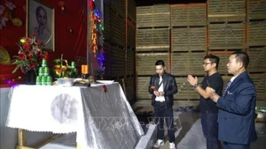 Les représentants de l’ambassade du Vietnam en Israël et de la communauté vietnamienne ont offert de l’encens devant l’autel du Président Ho Chi Minh. Photo : VNA.