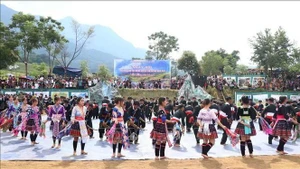 Performance de flûte Hmong. Photo : VNA.