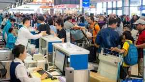L'aéroport international de Nôi Bai élabore de manière proactive des scénarios pour gérer l'augmentation du trafic passagers pendant les vacances du Nouvel An lunaire du Cheval 2026. Photo : VietnamPlus.