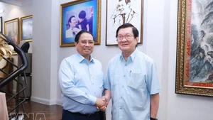 Le chef du gouvernement se rend visite auprès de l'ancien président Truong Tan Sang. Photo : VNA.