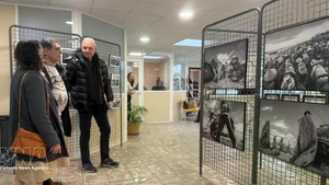 L'exposition se déroule du 3 au 13 février à l'Hôtel de Ville de Châteaudun, en région Centre-Val de Loire. Photo: VNA