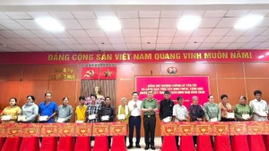 Le général de corps d’armée Le Tan Toi et les dirigeants provinciaux remettent des cadeaux aux habitants en situation difficile dans la zone frontalière de la commune de Duc Hue.