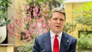 Le ministre norvégien du Développement international Åsmund Aukrust au micro de l’Agence vietnamienne d’information (VNA). Photo : VNA