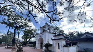 Le temple Bach Ma, situé sur un site d’environ 5.000 m² au hameau de Tân Ha, commune de Kim Bảng, est dédié au culte de Phan Da, un général talentueux de l’époque des Lê postérieurs.