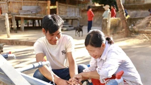 Les sourires s’affichent sur les visages des habitants du village de Kon Rlong. Photo : Plan International.