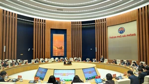 Le président de l’Assemblée nationale vietnamienne Tran Thanh Man, également président du Conseil électoral national, prononce la conclusion de la séance de travail avec la Commission électorale de la ville de Hai Phong. (Photo : Duy Linh)