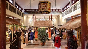 Ambiance du Têt au Centre culturel, 22 rue Hàng Buôm, Hanoï. Photo: VNA.