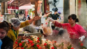 Les habitants de Hanoi s’activent pour les achats du Têt Tao Quân