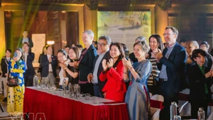 La cheffe de mission de l’Ambassade de Pologne au Vietnam, Joanna Skoczek, participe à un événement culturel vêtue de l’ao dai. Photo : VNA