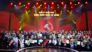 Le secrétaire général To Lam ainsi que le général d’armée Phan Van Giang, ministre de la Défense, remettent les prix A aux lauréats. Photo: VNA.