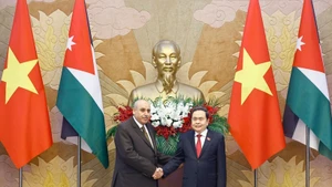 Le président de l’Assemblée nationale du Vietnam, Trân Thanh Mân (à doite) et le président de la Chambre des représentants du Royaume hachémite de Jordanie, Mazen Turki El Qadi, se serrent la main, à Hanoi, le 2 février. Photo : VNA.