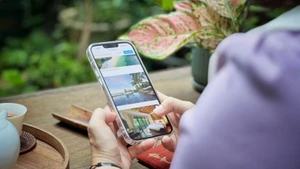 Il suffit d’un smartphone tenu en main pour que les voyageurs puissent rechercher et réserver de nombreux services touristiques pour leur voyage de découverte. (Photo : VNA)