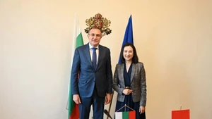 L’ambassadrice Nguyen Thi Minh Nguyet et le ministre bulgare du Travail et de la Politique sociale, Borislav Gutsanov. Photo : Ambassade du Vietnam en Bulgarie.