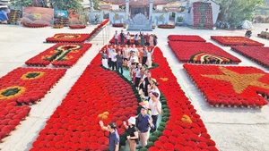 Le site touristique de Quang Phu Cau (commune d’Ung Thien) attire de nombreux visiteurs. Photo : HNM.
