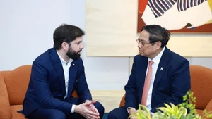 Le Premier ministre Pham Minh Chinh (droite) rencontre e président chilien Gabriel Boric Font, à Rio de Janeiro. Photo : VGPO.