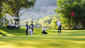 Le Vietnam dispose de nombreux parcours de golf aux normes internationales, ce qui en fait une destination attrayante pour les amateurs de golf. Photo : Vinpearl Golf Nha Trang.
