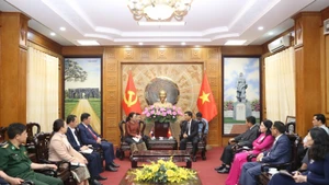 Le secrétaire du Comité provincial du Parti de Thanh Hoa, Nguyen Doan Anh, reçoit Mme Khamphao Ernthavanh, ambassadrice extraordinaire et plénipotentiaire de la République démocratique populaire du Laos au Vietnam, et sa délégation. Photo : KT.