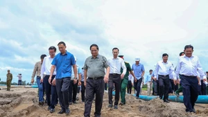 Le Premier ministre Pham Minh Chinh inspecte l’état d’avancement des travaux du projet d'autoroute Cao Lanh - An Huu. Photo : VGP.