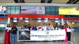 Les responsables du Service de la Culture, des Sports et du Tourisme de Quang Tri ont accueilli et félicité l’équipe de tournage à l’aéroport de Dong Hoi. Photo : NDEL.