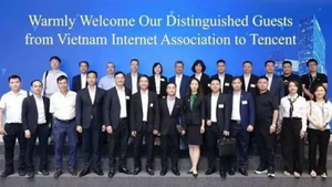 La délégation de l’Association vietnamienne de l’Internet (VIA) pose pour une photo souvenir lors de sa visite de travail auprès du groupe Tencent.