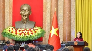 La vice-présidente de la République, Vo Thi Anh Xuan, s'exprime à la rencontre avec les délégués du 6e Forum mondial des jeunes intellectuels vietnamiens. Photo : VNA.