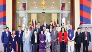 Les chefs de délégation des Parlements membres de l’AIPA rendent une visite de courtoisie à la présidente de l’Assemblée nationale du Cambodge. Photo : Thuc Uyen.