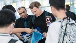 Diego Forlan a eu une rencontre animée avec les fans vietnamiens. Photo : Comité d’organisation.