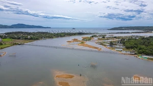 Le pont s’étend sur près d’un kilomètre au-dessus de la rivière Binh Ba. Photo : NDEL.