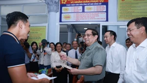 Le Premier ministre Pham Minh Chinh effectue une inspection du fonctionnement du modèle d’administration locale à deux niveaux à An Giang. Photo : VNA.