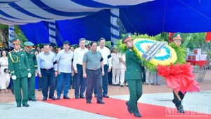 Le Premier ministre Pham Minh Chinh à la cérémonie d’hommage et d’inhumation des restes de soldats et d’experts vietnamiens tombés au Cambodge et sur le territoire national au cimetière de Dôc Ba Đac. Photo : VNA.