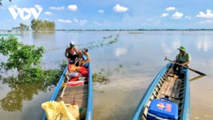 Les habitants s’activent à préparer leurs filets et autres engins de pêche pour aller récolter les ressources aquatiques offertes par la crue.