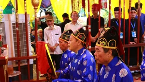 Cérémonie d’offrande au saint protecteur à l’occasion de la remise du certificat de patrimoine culturel immatériel national pour le festival du village de La Phu.