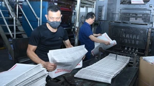 Les ouvriers de la Compagnie d’impression du journal Nhan Dan à Hanoï s’affairent à imprimer les projets de documents. Photo : Dang Khoa.