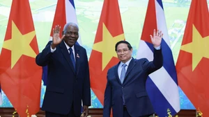 Le Premier ministre Pham Minh Chinh (droite) et le président de l'Assemblée nationale du Pouvoir populaire de Cuba. Photo : VNA.