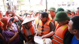 Le Premier ministre Pham Minh Chinh rend visite aux habitants affectés par les inondations dans le quartier Phan Dinh Phung, province de Thai Nguyên. Photo: VNA