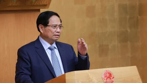 Le Premier ministre Pham Minh Chinh préside la réunion pour évaluer les résultats du fonctionnement du modèle d’administration locale à deux niveaux. Photo : VNA