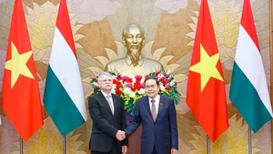 Le président de l'Assemblée nationale, Tran Thanh Man (droite) et son homologue hongroise, Kover Laszlo. Photo : VNA.