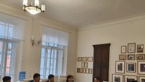 Les représentants de la Maison d’édition de l’Éducation du Vietnam en visite de travail à la maison d’édition MGU (Université d’État de Moscou M.V. Lomonossov). Source : Maison d’édition de l’Éducation du Vietnam.