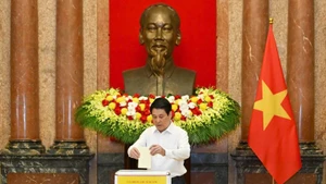 Le président Luong Cuong fait don pour aider les victimes affectées par le typhon Bualoi et les pluies torrentielles. Photo : NDEL.