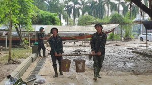 Solidarité entre l’armée et la population en pleine saison des crues à Thai Nguyen