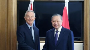 Le secrétaire général du Parti To Lam rencontre l'ancien Premier ministre britannique Tony Blair. Photo : VNA.