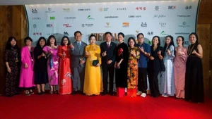 La délégation vietnamienne sur le tapis rouge du Festival international du film de Busan 2025. Photo : VFDA.